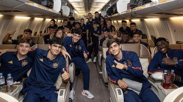 La selección española Sub21, con Álvaro Fernández Carreras, en el avión antes de partido de viaje (RFEF)