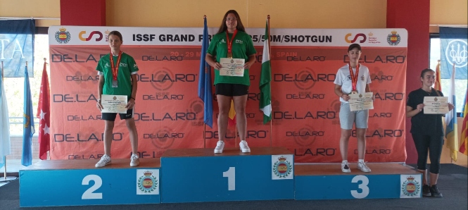 Dana Navarro en el podium en el campeonato de España (AYTO. OTURA) 