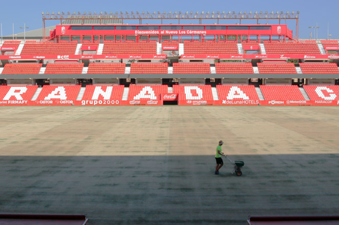 Cambio del césped en Los Cármenes (GRANADA CF)