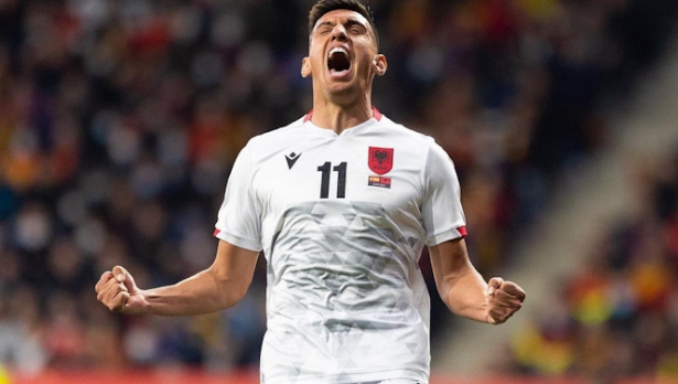 Uzuni celebra un gol con la selección albana FSHF) Uzuni celebra un gol con la selección albana FSHF)