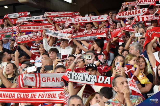 Aficionados del Granada CF en el partido ante el FC Barcelona (JOSÉ M. BALDOMERO) Aficionados del Granada CF en el partido ante el FC Barcelona (JOSÉ M. BALDOMERO)