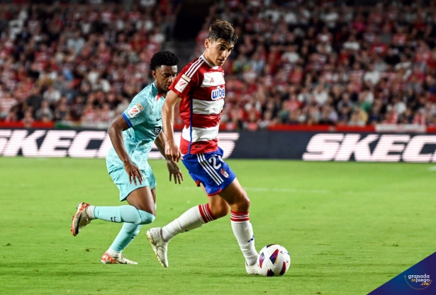 Gonzalo Villar en una jugada en el partido ante el FC Barcelona (JOSÉ M. BALDOMERO) Gonzalo Villar en una jugada en el partido ante el FC Barcelona (JOSÉ M. BALDOMERO)