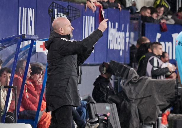 Paco López, técnico del Granada CF, durante un momento del encuentro ante Osasuna (LOF) Paco López, técnico del Granada CF, durante un momento del encuentro ante Osasuna (LOF)