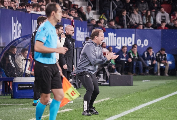 Jagoba Arrasate, entrenador del CA Osasuna, durante el encuentro (LOF) Jagoba Arrasate, entrenador del CA Osasuna, durante el encuentro (LOF)