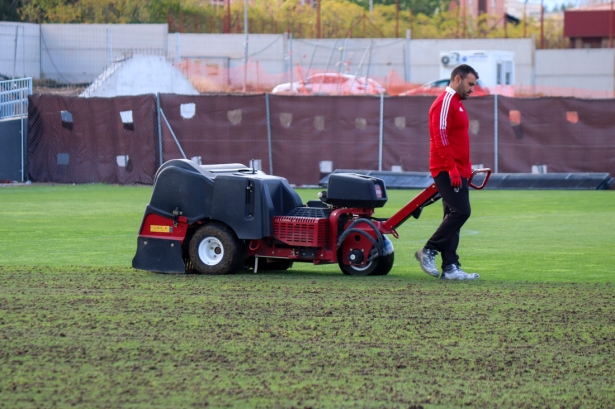 Un operario del Granada CF trabaja en las labores de resiembra del campo número 2 (CRISTIAN FERNÁNDEZ)