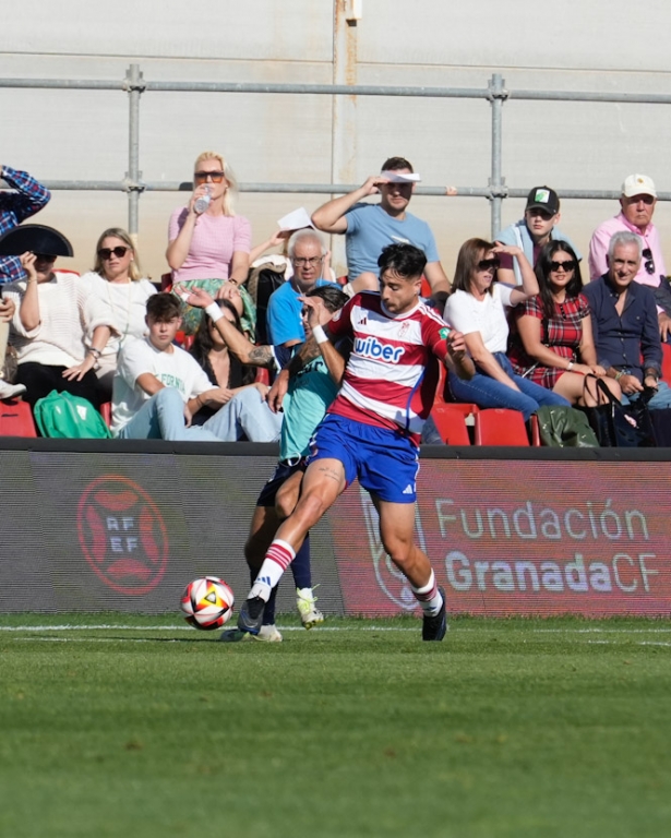 El Recreativo se llevó un intenso partido (GRANADA CF) El Recreativo se llevó un intenso partido (GRANADA CF)