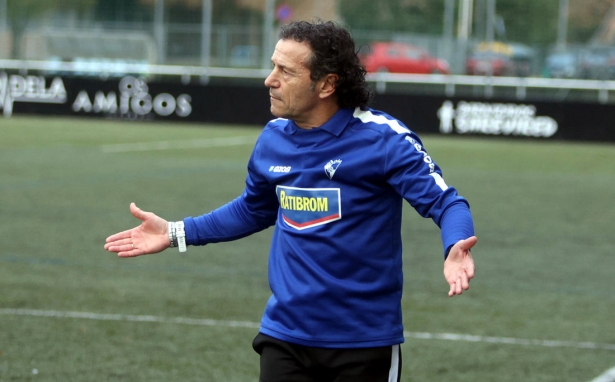 José Luis Míngez `Luisito`, entrenador del Arosa SC, durante un partido (DIARIO DE PONTEVEDRA) José Luis Míngez `Luisito`, entrenador del Arosa SC, durante un partido (DIARIO DE PONTEVEDRA)