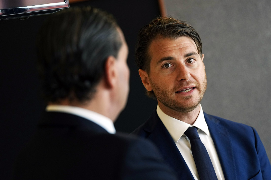 Matteo Tognozzi, director deportivo, dialoga con Alfredo García Amado, director general del Granada CF (GCF)