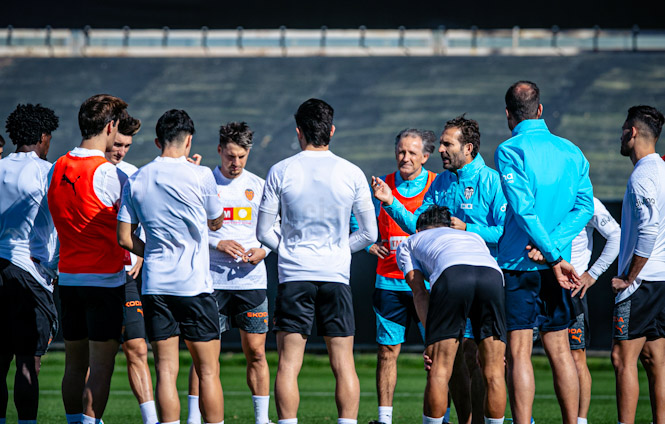 Rubén Barajas da instrucciones durante un entrenamiento (VALENCIA CF)