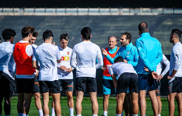 Rubén Barajas da instrucciones durante un entrenamiento (VALENCIA CF) Rubén Barajas da instrucciones durante un entrenamiento (VALENCIA CF)