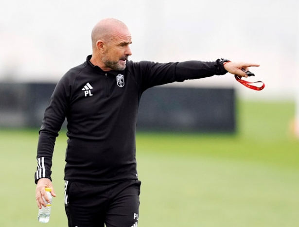Paco López durante un entrenamiento (GRANADA CF) Paco López durante un entrenamiento (GRANADA CF)