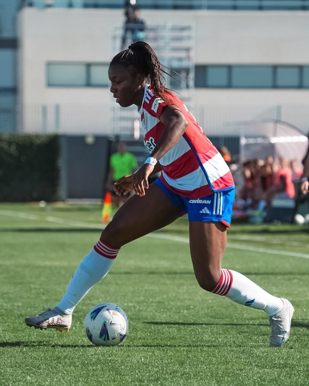 Edna avanza con el balón (GRANADA CF) Edna avanza con el balón (GRANADA CF)