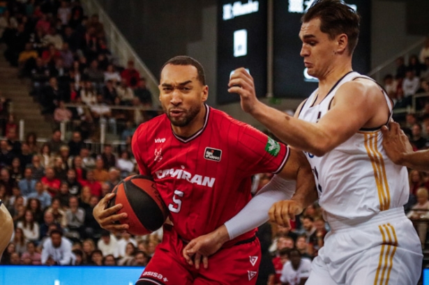 Kwan Cheatham juega en ataque (DAVID TORRES) Kwan Cheatham juega en ataque (DAVID TORRES)