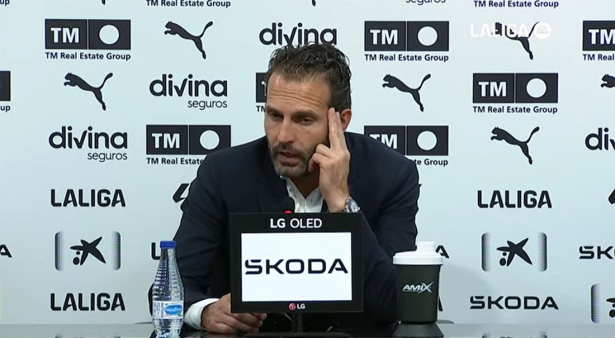 Ruben Baraja, entrenador del Valencia CF, en un momento de la rueda de prensa (LALIGA) Ruben Baraja, entrenador del Valencia CF, en un momento de la rueda de prensa (LALIGA)