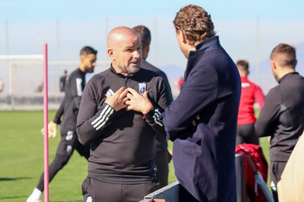 Matteo Tognozzi y Paco López charlan antes del entrenamiento (CRISTIAN FERNÁNDEZ)