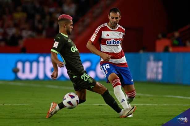 Víctor Díasz durante el partido ante el Girona (JOSÉ M. BALDOMERO) Víctor Díasz durante el partido ante el Girona (JOSÉ M. BALDOMERO)
