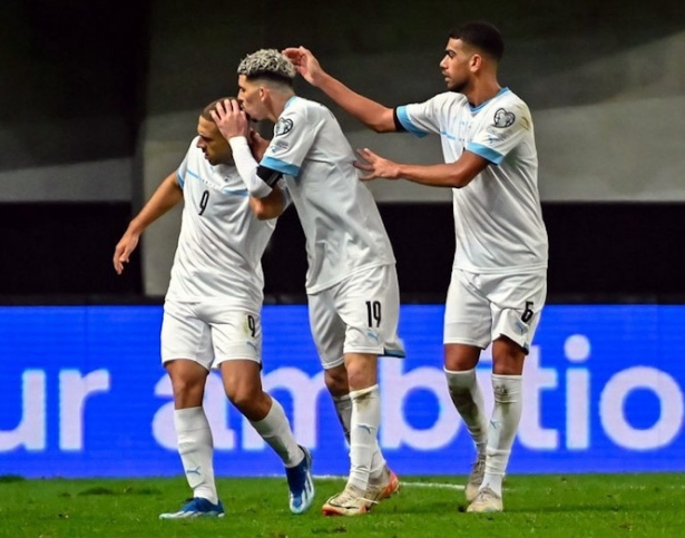 Weissman es felicitado tras marcar el gol Weissman es felicitado tras marcar el gol