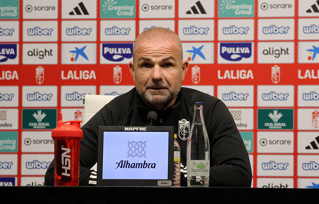 Paco López, entrenador del Granada CF, en la rueda de prensa previa al encuentro ante el Alavés (JOSÉ ANDRÉS FERNÁNDEZ)