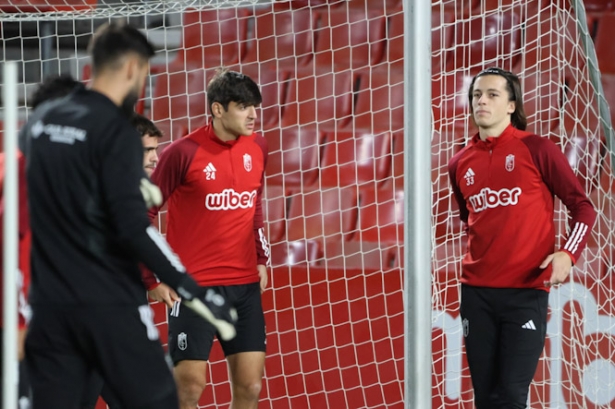 Álvaro Carreras, a la derecha, en el entrenamiento de esta tarde en Los Cármenes (JOSÉ ANDRÉS FERNÁNDEZ)