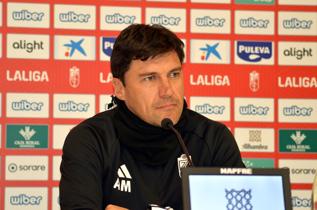Alexander Medina, entrenador del Granada CF, en la rueda de prensa previa al encuentro ante el Real Madrid (J. PALMA)
