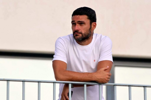 Jorge Molina presenciando un partido amistoso que jugó el Granada CF en la Ciudad Deportiva  el pasado verano (JOSÉ ANDRÉS FERNÁNDEZ)