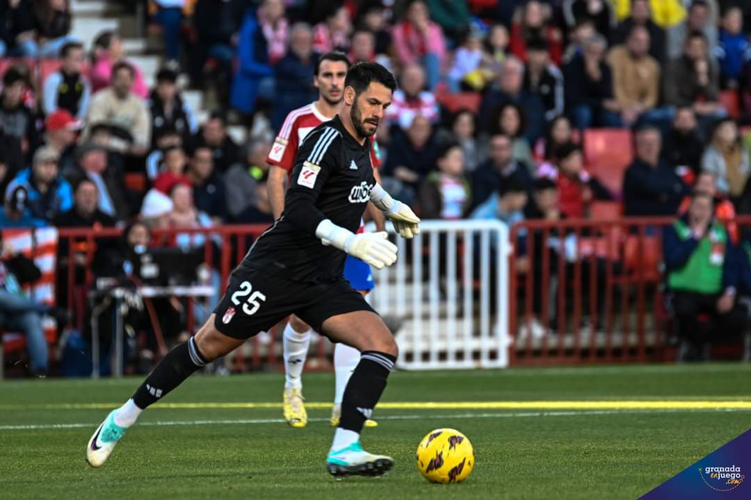 Batalla en el partido ante el Cádiz (JOSÉ M. BALDOMERO)