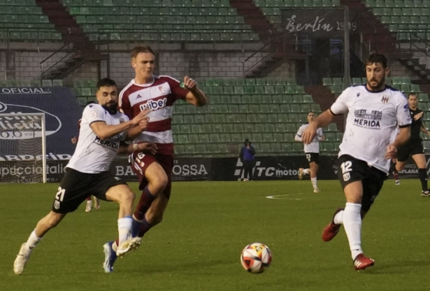 Griger pelea por el balón (GRANADA CF) Griger pelea por el balón (GRANADA CF)