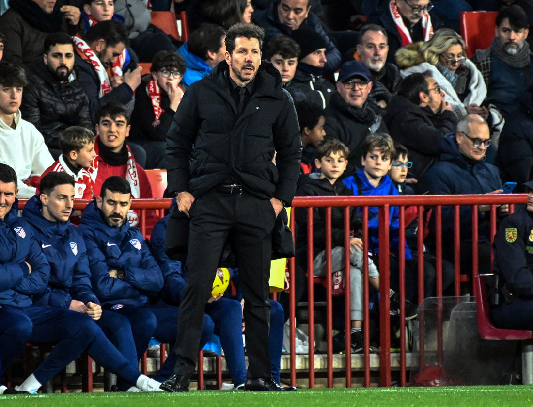 Simeone, entrenador del At. Madrid, en un momento del encuentro ante el Granada CF (JOSÉ M. BALDOMERO)