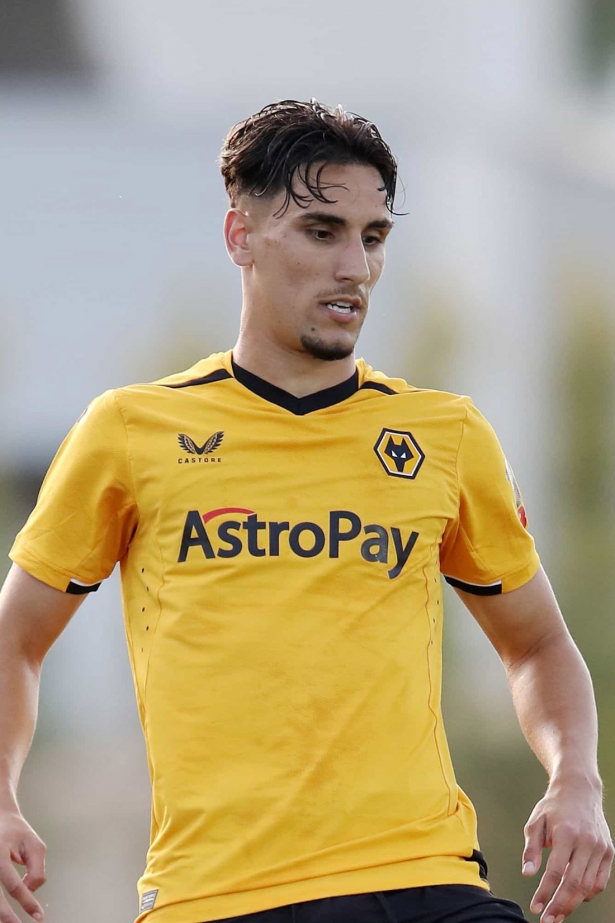 Theo Corbeanu con la camiseta del Wolverhampton (WOLVES)