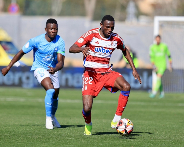 Osei controla el balón (GRANADA CF) Osei controla el balón (GRANADA CF)