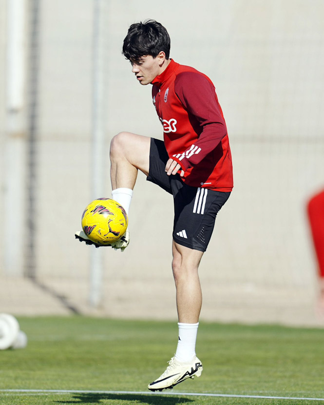 Facu Pellistri durante un entrenamiento (GRANADA CF)