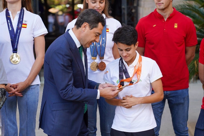 El presidente de la Junta de Andalucía, Juanma Moreno conversa con la atleta María Pérez (FRANCISCO J. OLMO / EUROPA PRESS) 