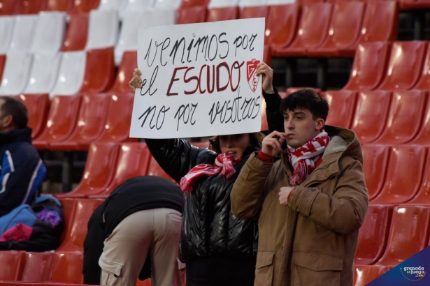 La afición del Granada CF mostró su malestar con la plantilla (JOSÉ M. BALDOMERO) La afición del Granada CF mostró su malestar con la plantilla (JOSÉ M. BALDOMERO)