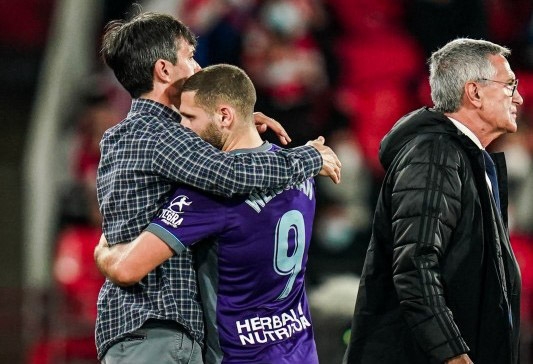 Pacheta se abraza a Weissman durante su etapa en el Real Valladolid (LALIGA) Pacheta se abraza a Weissman durante su etapa en el Real Valladolid (LALIGA)