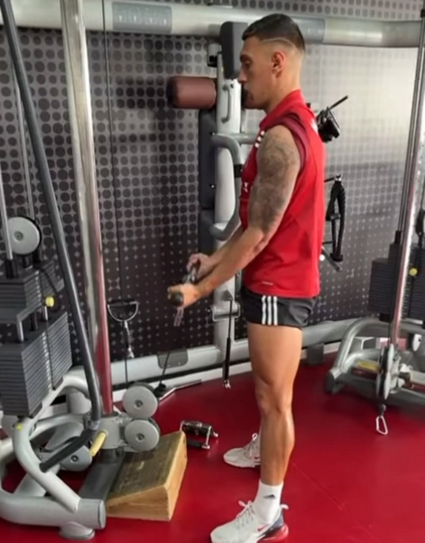 Myrto Uzuni trabaja en el gimnasio (GCF)