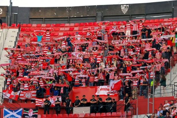 Afición del Granada CF en el `Sanchez Pizjuan` (LOF) Afición del Granada CF en el `Sanchez Pizjuan` (LOF)