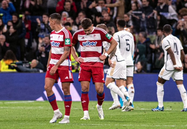 Los jugadores del Granada CF cabizbajos tras encajar el primer tanto ante el Real Madrid en el partido de ida (LOF) Los jugadores del Granada CF cabizbajos tras encajar el primer tanto ante el Real Madrid en el partido de ida (LOF)