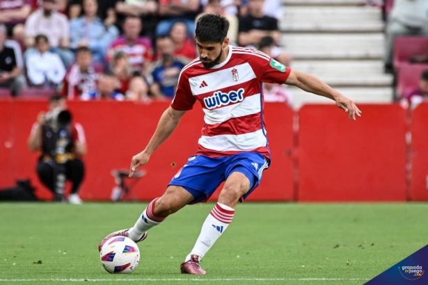 Bruno Méndez durante un partido con el Granada CF (JOSÉ M. BALDOMERO) Bruno Méndez durante un partido con el Granada CF (JOSÉ M. BALDOMERO)