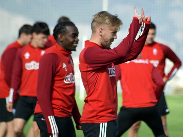 La plantilla del Granada CF en uno de los últimos entrenamientos de la pasada temporada (J. PALMA) La plantilla del Granada CF en uno de los últimos entrenamientos de la pasada temporada (J. PALMA)