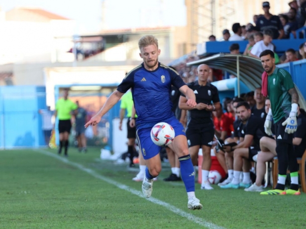 Jozwiak avanzando con el balón por la banda del Escribano Castillo (JOSÉ ANDRÉS FERNÁNDEZ) Jozwiak avanzando con el balón por la banda del Escribano Castillo (JOSÉ ANDRÉS FERNÁNDEZ)