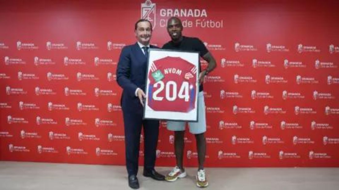 Nyom recibió una camiseta conmemorativa (GRANADA CF)