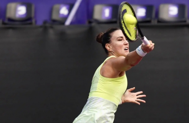 Nuria Párrizas golpea la bola (MÉRIDA OPEN AKRON) Nuria Párrizas golpea la bola (MÉRIDA OPEN AKRON)