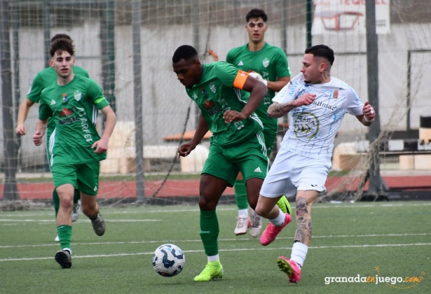 Marcley intenta irse de un defensor del Villacarrillo CF (J. PALMA) Marcley intenta irse de un defensor del Villacarrillo CF (J. PALMA)