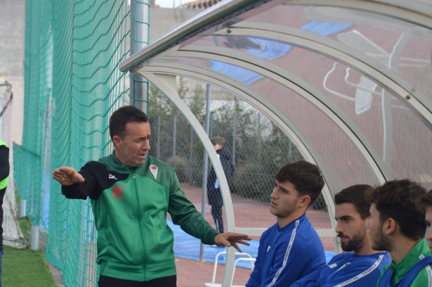 Juan Jesús Zafra da instrucciones a sus jugadores de banquillo (D. CONTERAS) Juan Jesús Zafra da instrucciones a sus jugadores de banquillo (D. CONTERAS)