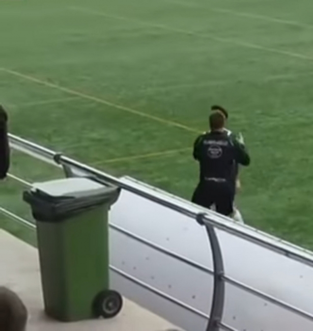 Un jugador del Villanueva Mesía se encara con la grada tras los insultos (VANDALIA DE PELIGROS) Un jugador del Villanueva Mesía se encara con la grada tras los insultos (VANDALIA DE PELIGROS)