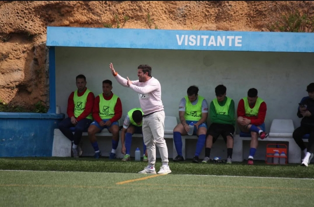 Luis Torres da instrucciones durante el partido ante el Atlético Monachil (CD SANTA FE) Luis Torres da instrucciones durante el partido ante el Atlético Monachil (CD SANTA FE)