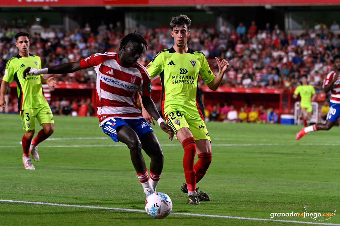 Fayé, jugador del Granada CF, controla el balón en una acción del encuentro ante el CD Mirandés (JOSÉ M. BALDOMERO)