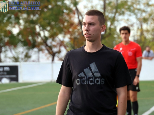 Emilio García, entrenador del Atlético Monachil, en el último encuentro en casa (AT. MONACHIL)