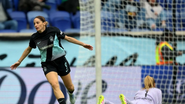 Esther González levanta el título de la liga estadounidense Esther González levanta el título de la liga estadounidense