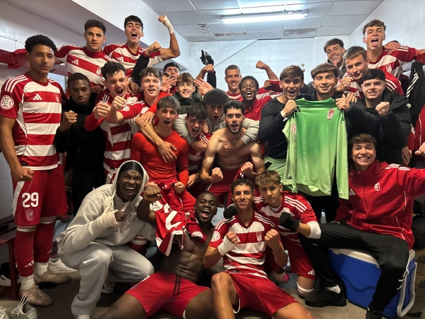 El Granada CF Juvenil celebra el triunfo en Maracena (CANTERA NAZARÍ) El Granada CF Juvenil celebra el triunfo en Maracena (CANTERA NAZARÍ)
